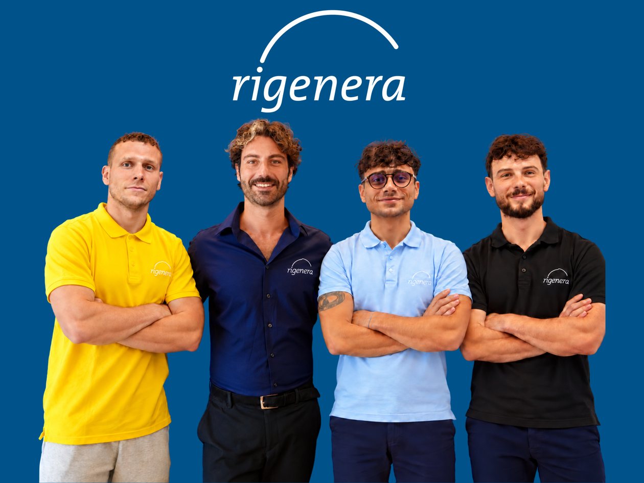 il team di rigenera davanti al logo dello studio